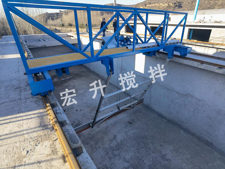 行車式刮泥機